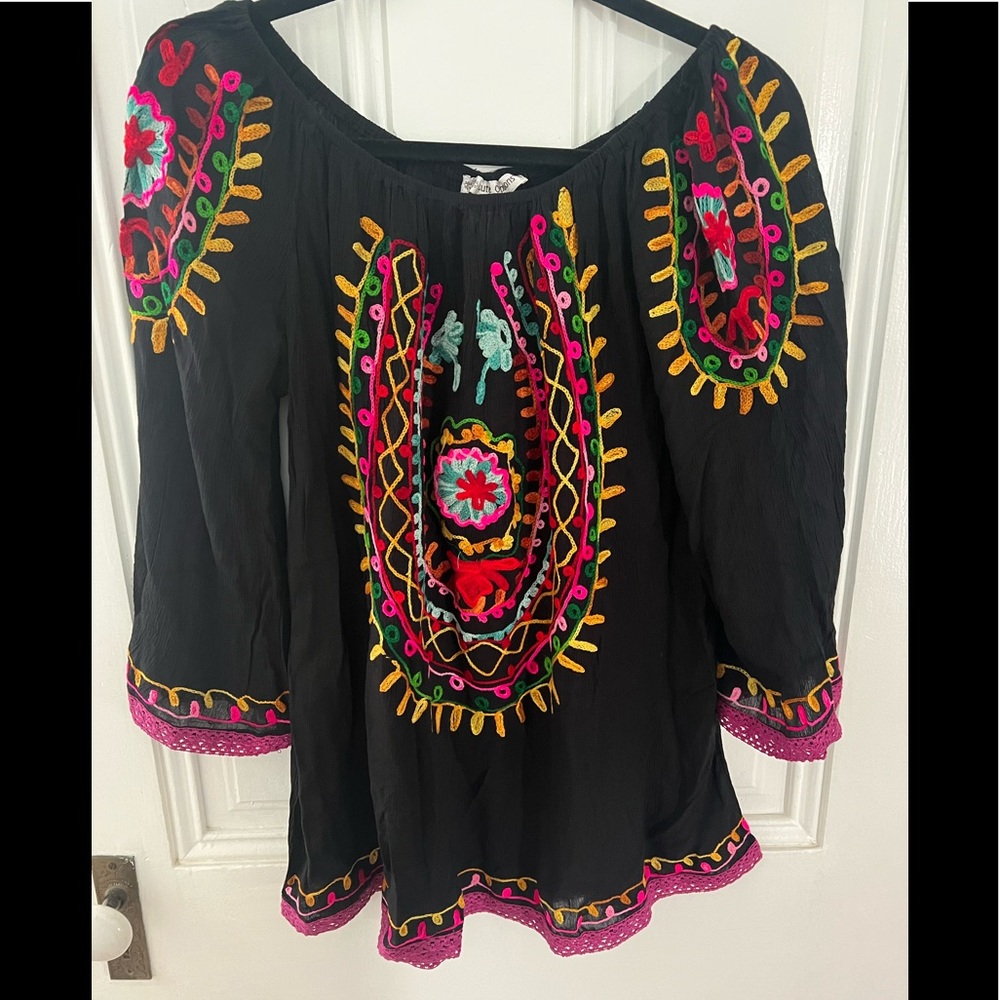 Anthropology feeling embroidered top S